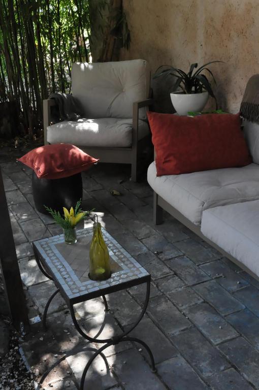 Bed and Breakfast La Demeure Eyguieres Экстерьер фото