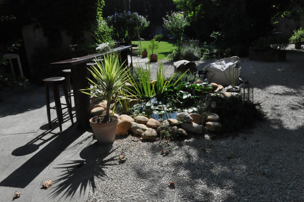 Bed and Breakfast La Demeure Eyguieres Экстерьер фото