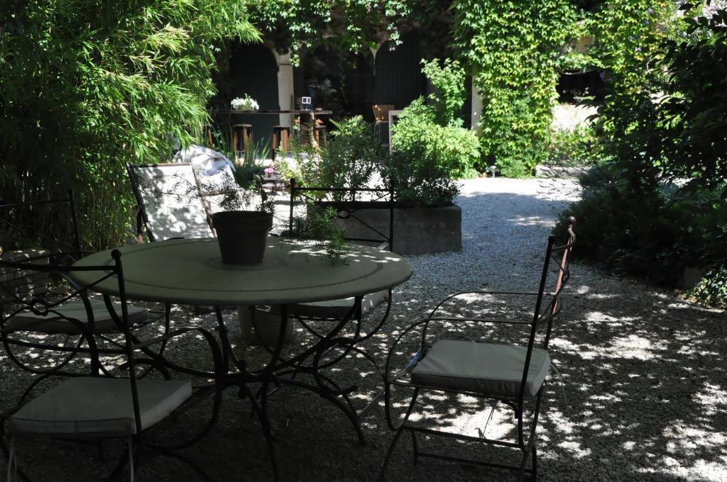 Bed and Breakfast La Demeure Eyguieres Экстерьер фото